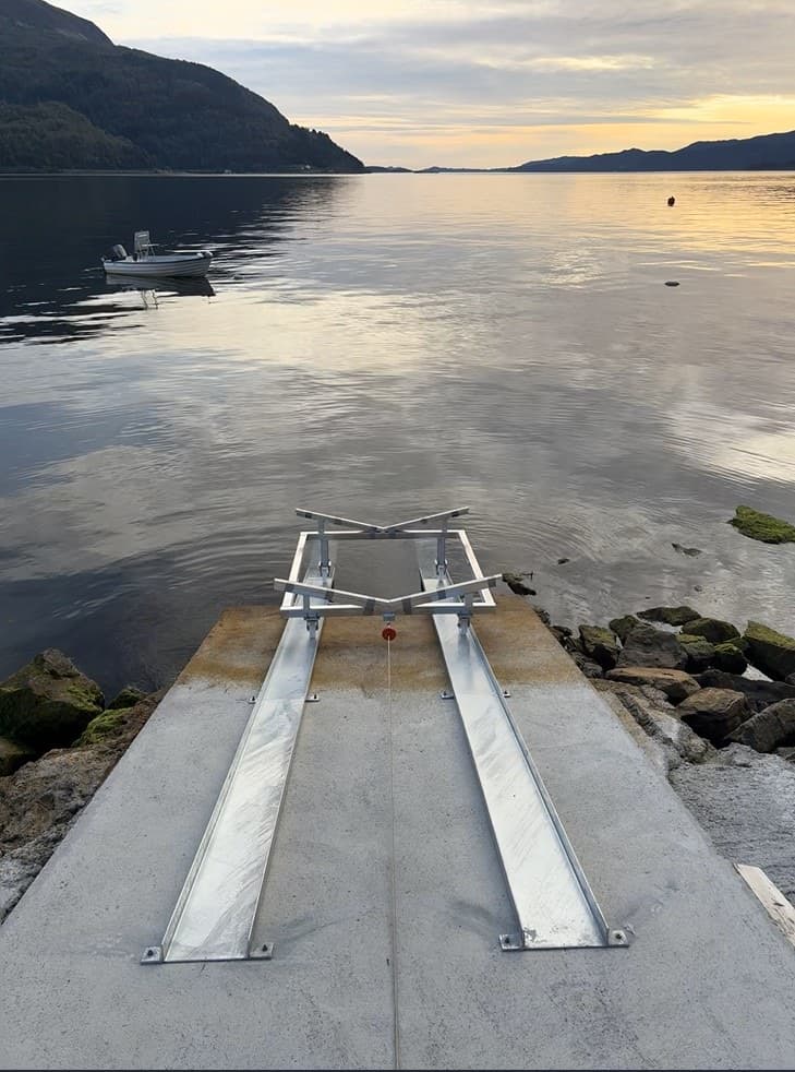 Slippvogn på skinner ved fjorden