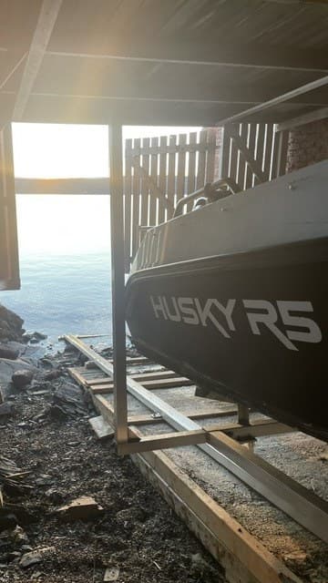 Husky R5 på slippvogn 1 tonn, med skinnene videre ned mot sjøen