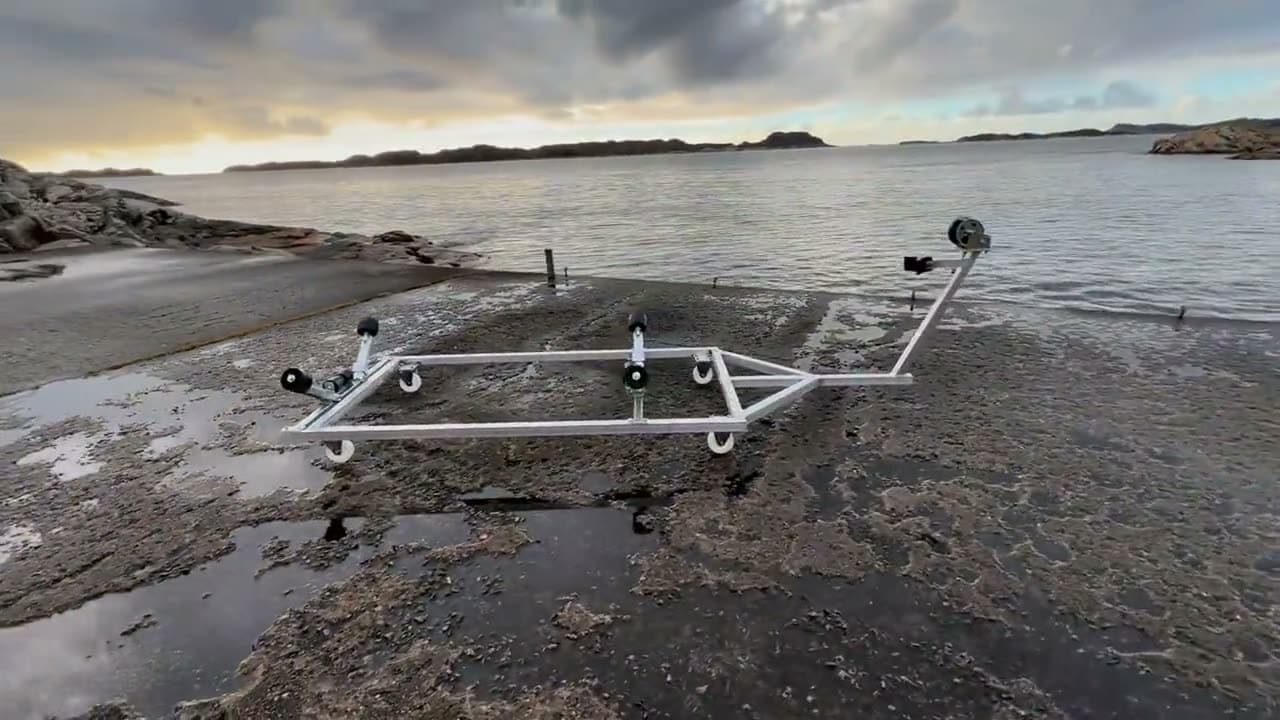 Slippvogn 1 tonn med vinsj på slippen ved sjøen
